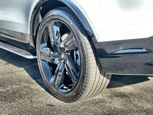 Certified 2025 Land Rover Discovery Dynamic SE image 11