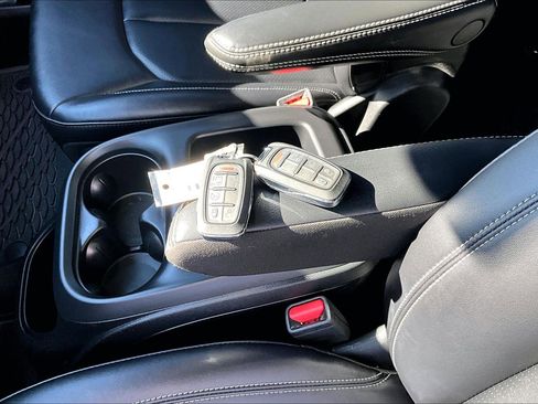 Used 2025 Chrysler Pacifica Select image 34