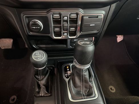 Used 2021 Jeep Wrangler Unlimited Sahara w/ Uconnect 4C Nav & Sound Group AWD/4WD image 24