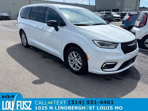 Used 2024 Chrysler Pacifica Touring-L FWD image 1