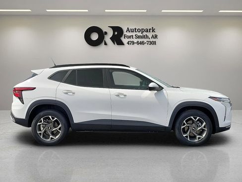 Used 2025 Chevrolet Trax LT w/ LT Convenience Package FWD image 6