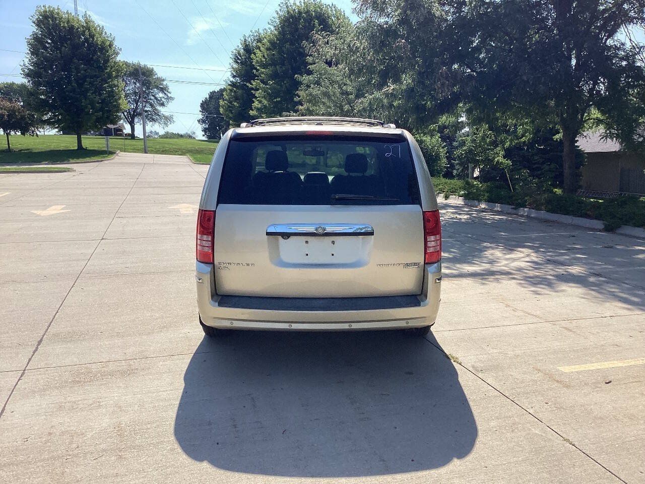 Used 2010 Chrysler Town & Country Limited FWD image 4