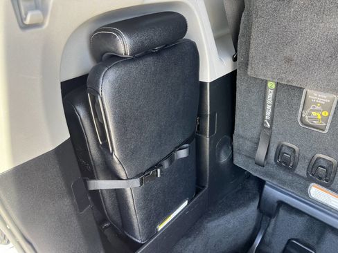 Used 2015 Toyota Sienna SE Premium image 24