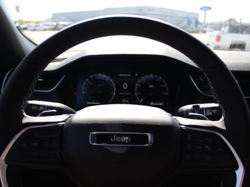 New 2025 Jeep Grand Cherokee Altitude image 11