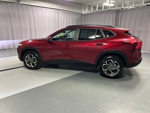 Used 2025 Chevrolet Trax LT w/ LT Convenience Package FWD image 4