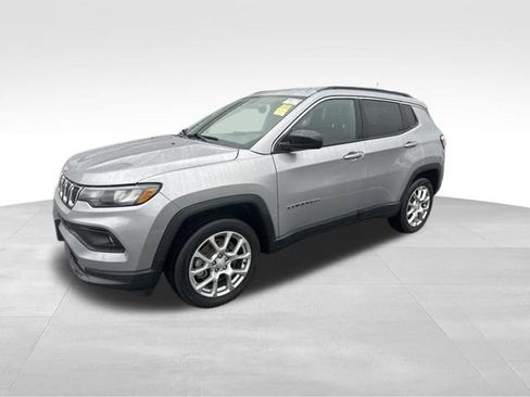 Used 2023 Jeep Compass Latitude AWD/4WD image 3