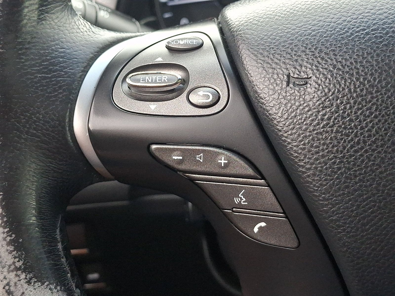 Used 2015 INFINITI Q70 3.7 AWD/4WD image 25
