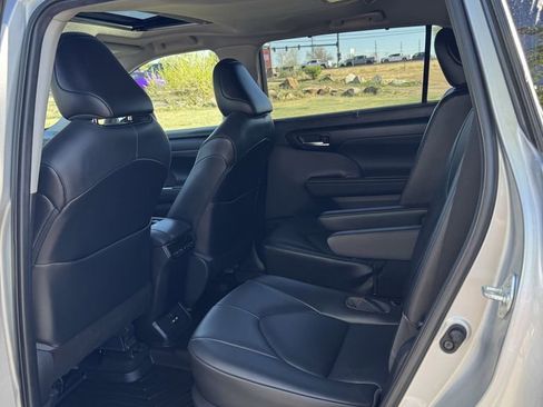 Used 2021 Toyota Highlander XLE image 9