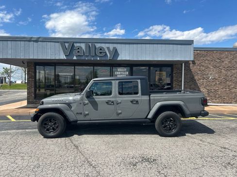 Used 2022 Jeep Gladiator Sport AWD/4WD image 3