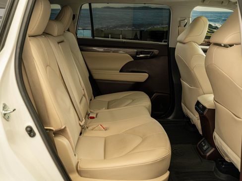 Used 2021 Toyota Highlander Limited image 38