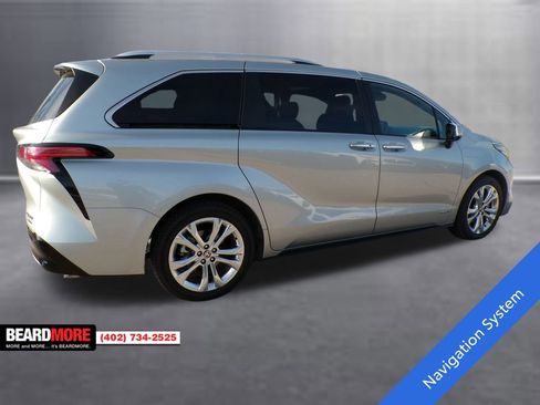 Used 2021 Toyota Sienna Limited image 6