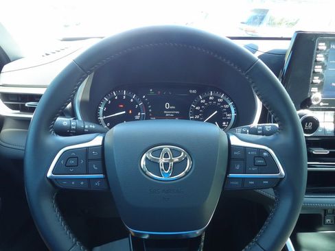Used 2021 Toyota Highlander XLE FWD image 16