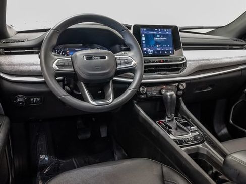 Used 2025 Jeep Compass Latitude AWD/4WD image 7