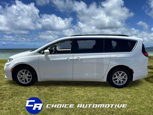 Used 2022 Chrysler Pacifica Touring-L image 3
