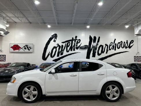 Used 2013 Dodge Avenger SXT image 2