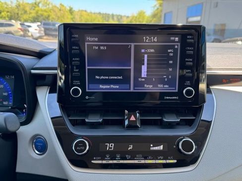 Used 2022 Toyota Corolla LE image 3