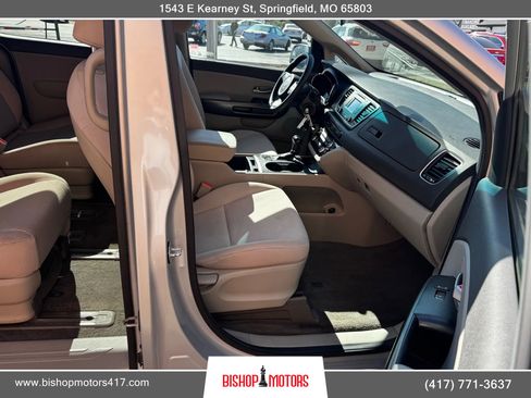 Used 2017 Kia Sedona LX image 24