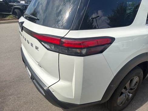 Used 2022 Nissan Pathfinder SV FWD image 40