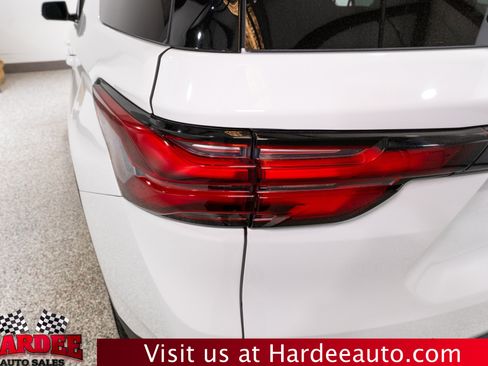 Used 2023 Chevrolet Traverse LT w/ LT Premium Package AWD/4WD image 9