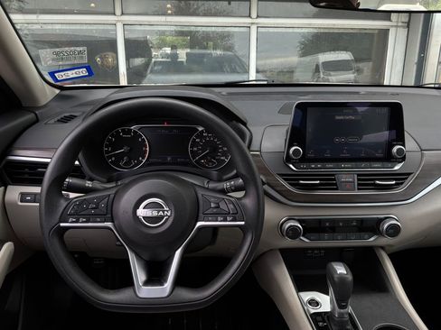 Used 2025 Nissan Altima 2.5 SV FWD image 14