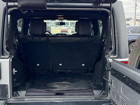 Used 2017 Jeep Wrangler Unlimited Sahara image 9