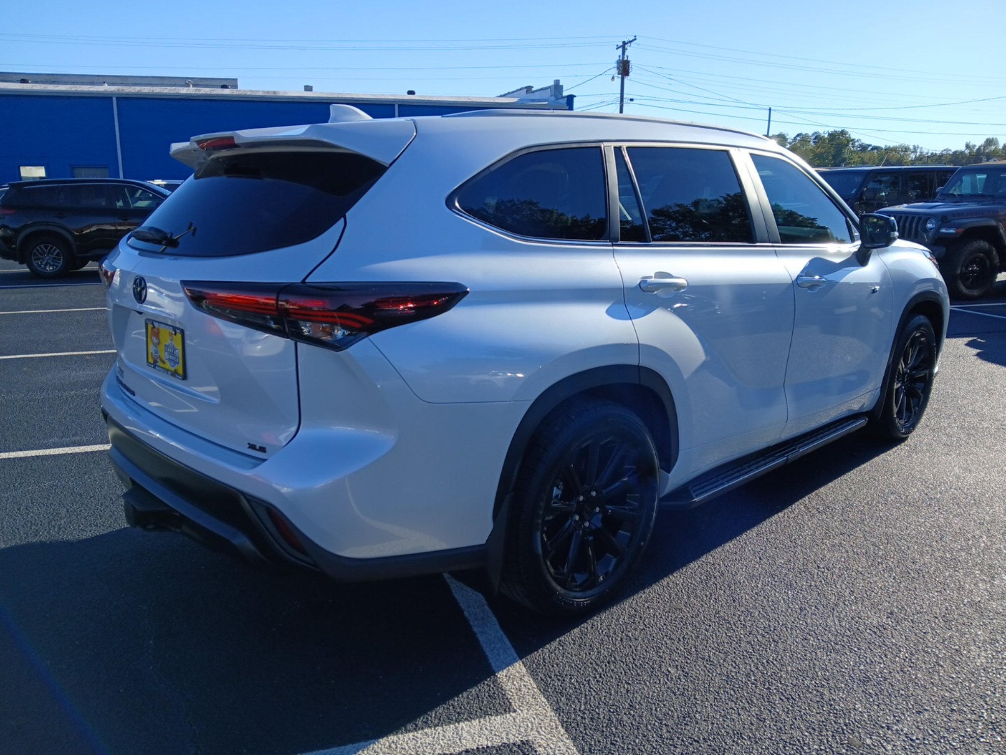 Used 2025 Toyota Highlander XLE FWD image 3