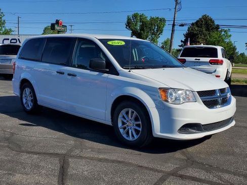 Used 2019 Dodge Grand Caravan SE w/ UConnect Hands-Free Group FWD image 2