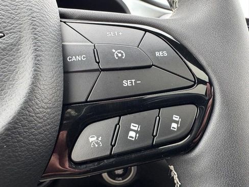 Used 2025 Chrysler Pacifica Limited image 19