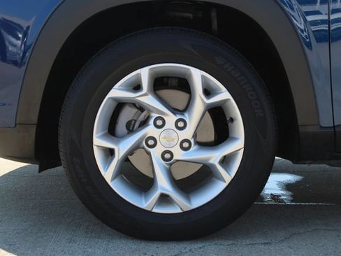 Used 2024 Chevrolet Trax LS w/ LS Convenience Package FWD image 9