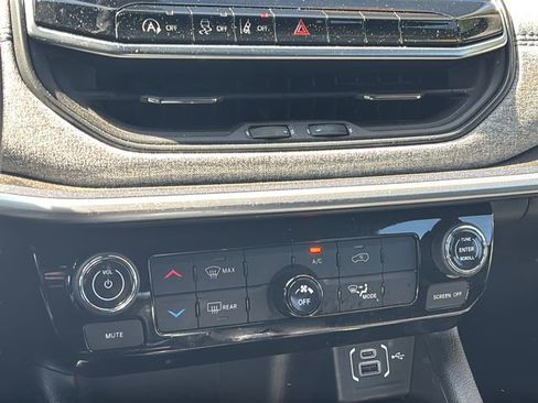 Used 2024 Jeep Compass Sport image 32