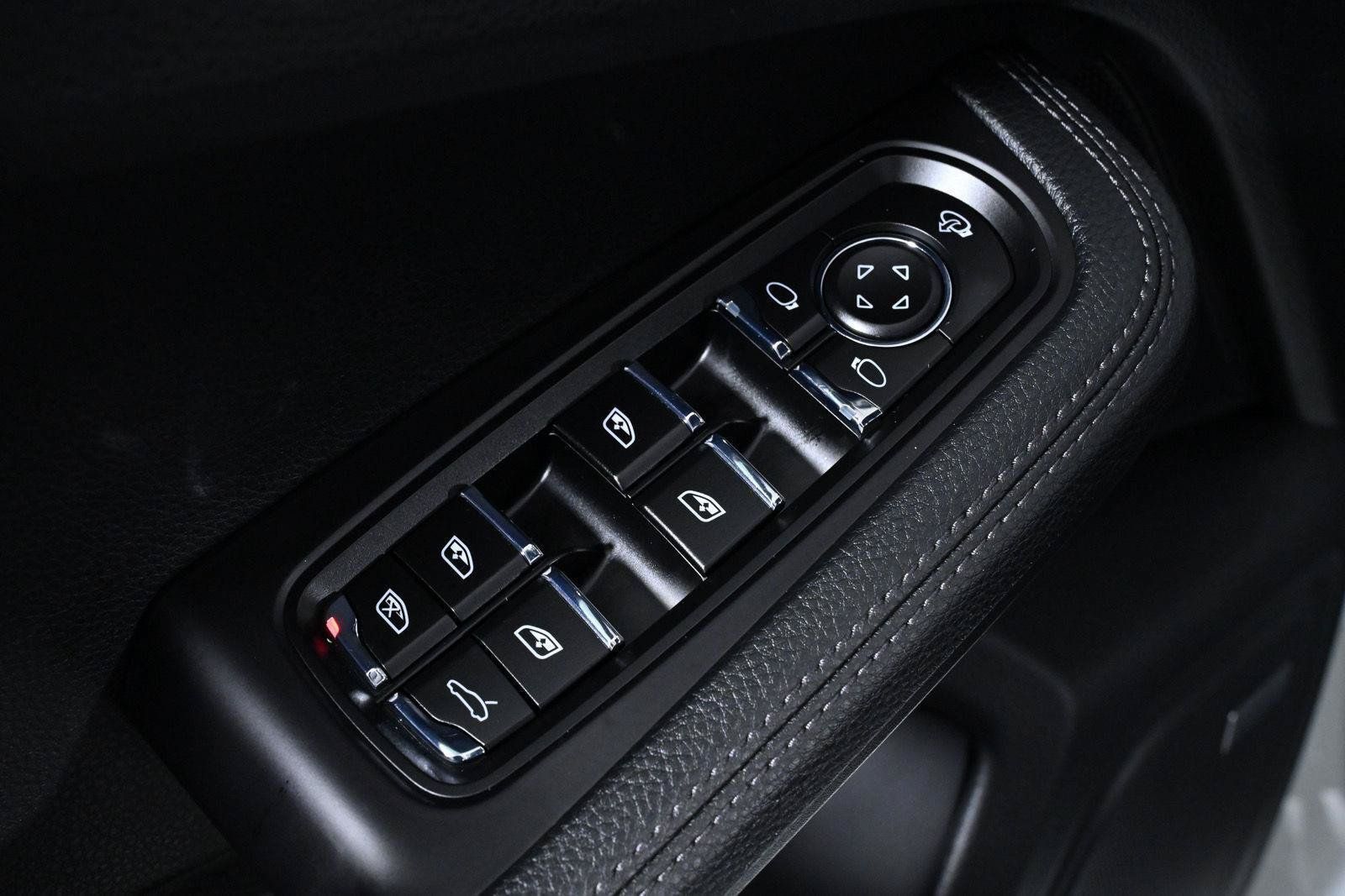 Used 2024 Porsche Macan Turbo AWD/4WD image 24