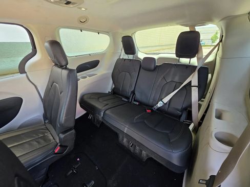 Used 2017 Chrysler Pacifica Touring-L w/ Tire & Wheel Group FWD image 13