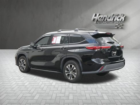 Used 2021 Toyota Highlander XLE FWD image 7