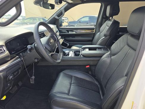 Used 2024 Jeep Wagoneer 2WD image 5