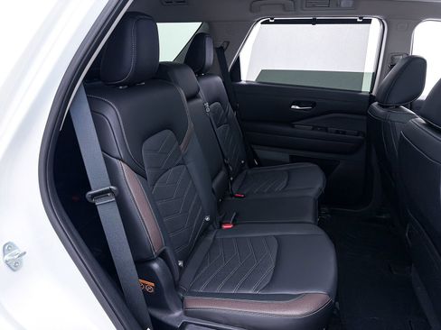 Used 2024 Nissan Pathfinder Platinum w/ Cargo Package image 39