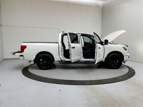 Used 2023 Nissan Titan SV w/ SV Convenience Package image 16