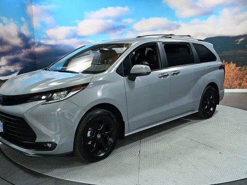 Used 2025 Toyota Sienna XLE Woodland Edition image 4