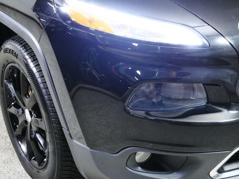 Used 2017 Jeep Cherokee Limited AWD/4WD image 16