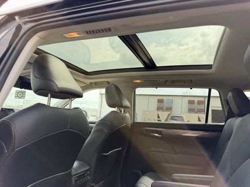 Used 2021 Toyota Highlander Platinum image 10