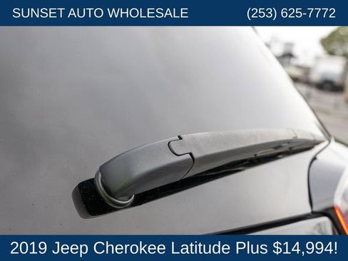 Used 2019 Jeep Cherokee Latitude Plus AWD/4WD image 28