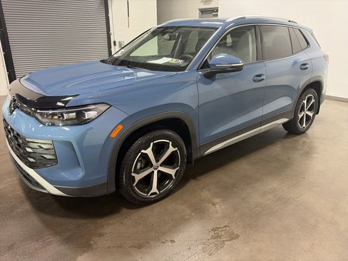 Certified 2025 Volkswagen Tiguan SE AWD/4WD image 6