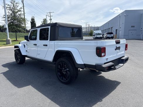 Used 2025 Jeep Gladiator Sport AWD/4WD image 7