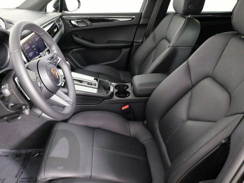 Used 2025 Porsche Macan image 32