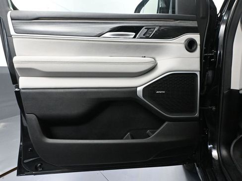 Used 2024 Jeep Wagoneer L Series II w/ Premium Group I image 19