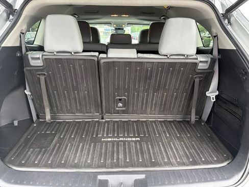 Used 2021 Toyota Highlander XLE AWD/4WD image 39