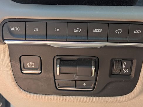 Used 2021 Cadillac Escalade Premium Luxury Platinum AWD/4WD image 16