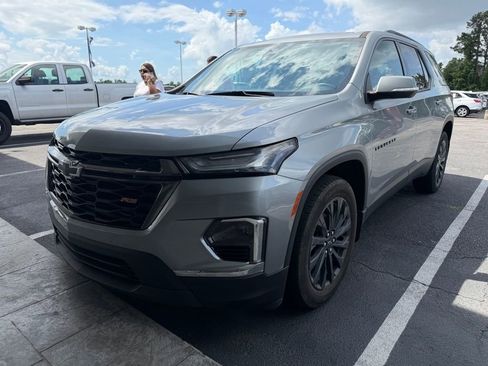 Used 2023 Chevrolet Traverse RS FWD image 2