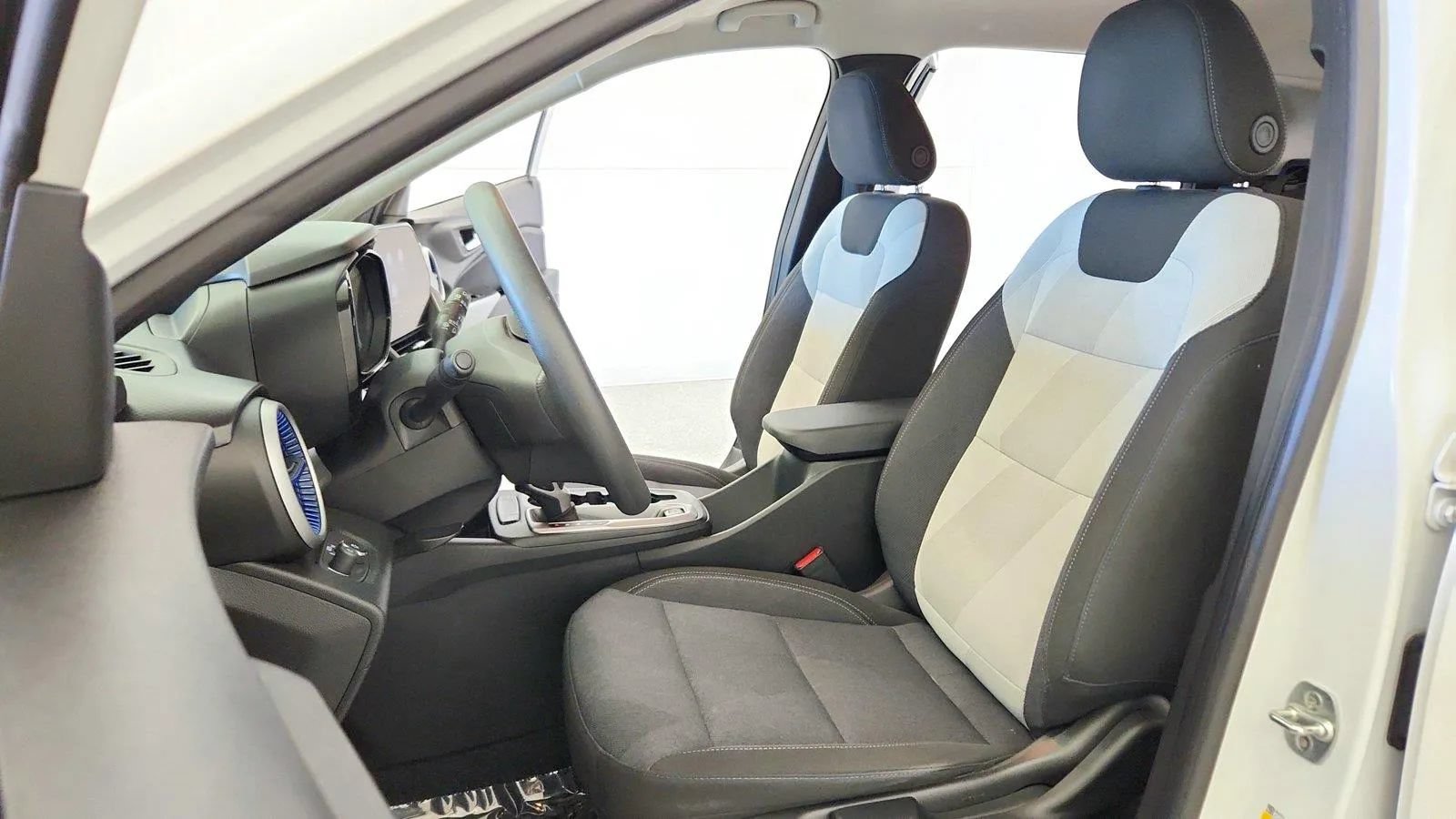 Used 2024 Chevrolet Trax LS w/ LS Convenience Package FWD image 19
