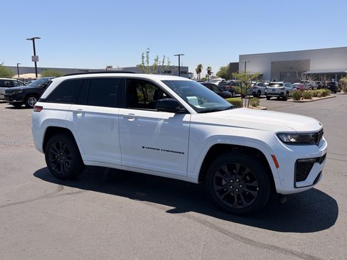 Used 2026 Jeep Grand Cherokee Limited AWD/4WD image 7