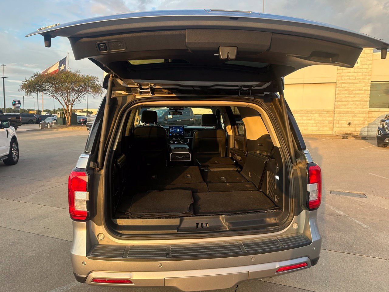 Used 2022 Ford Expedition XLT RWD image 11
